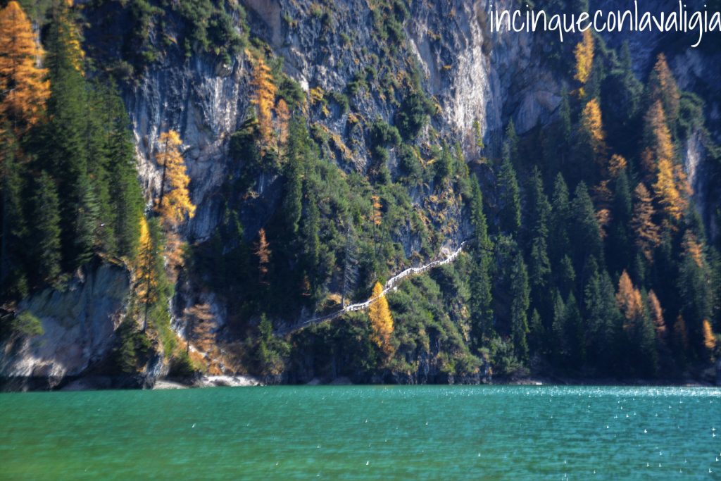 Il sentiero intorno al lago nel punto più in pendenza Sentiero intorno al lago