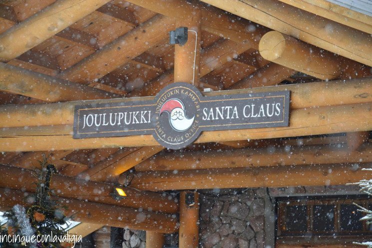 Ingresso della casa di Babbo Natale Il vero Babbo Natale in Lapponia sotto la neve