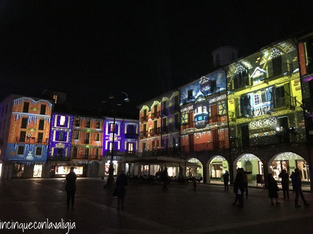 Luci a Como suggestione di Natale Festival di luci a Como