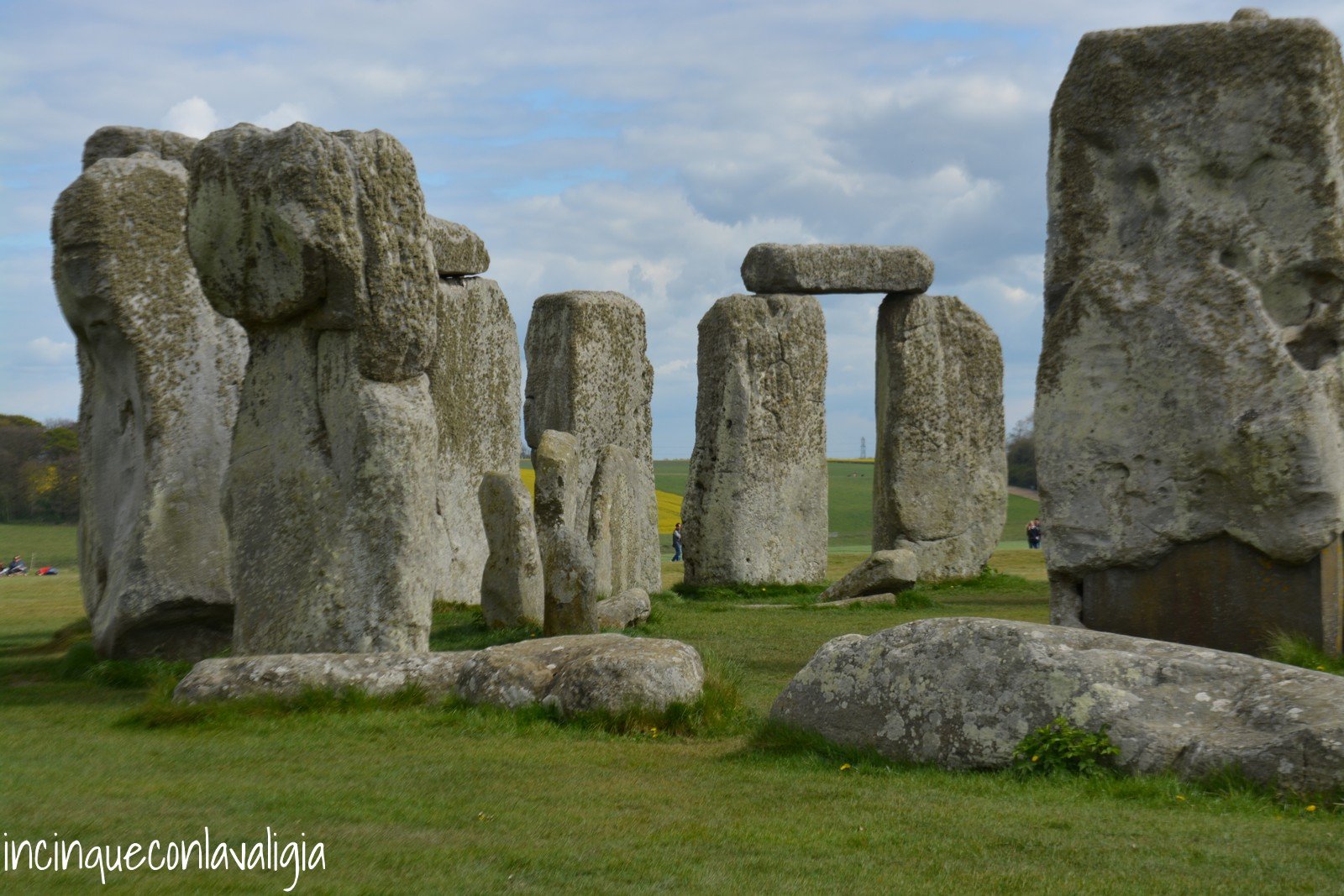 Sarsen e lintel a comporre Stonehenge Sarsen, lintel e trilite