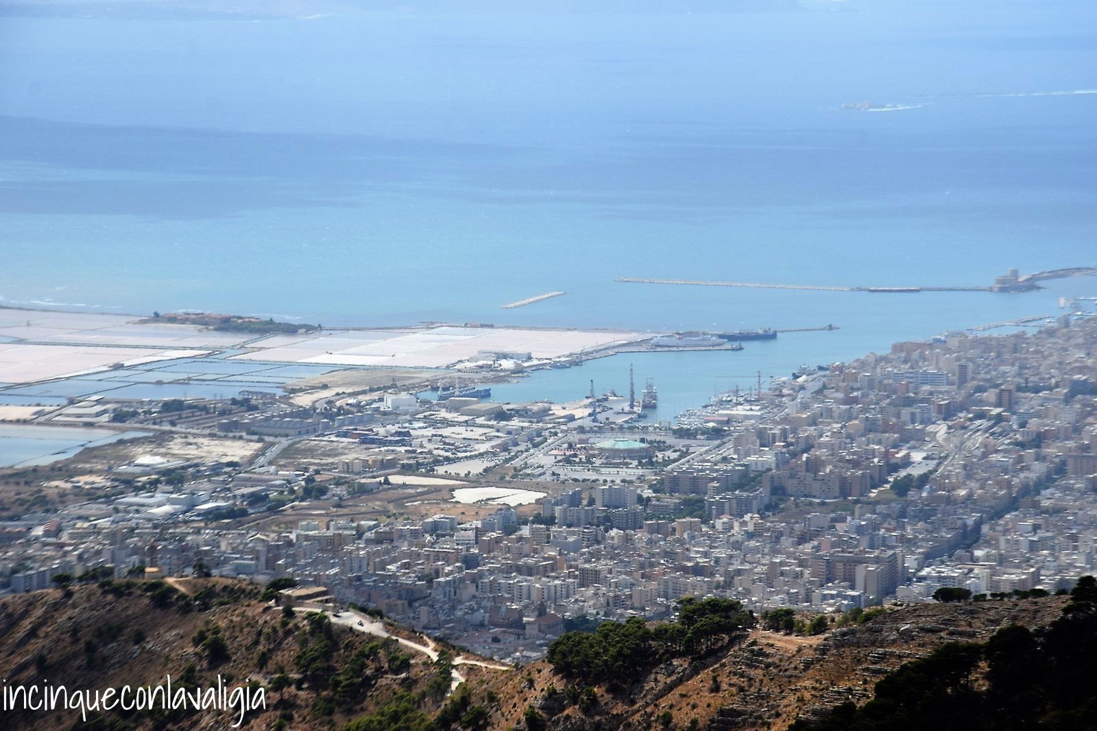 Trapani e le saline dall'alto: panorama da Erice Vista di Trapani dall'alto