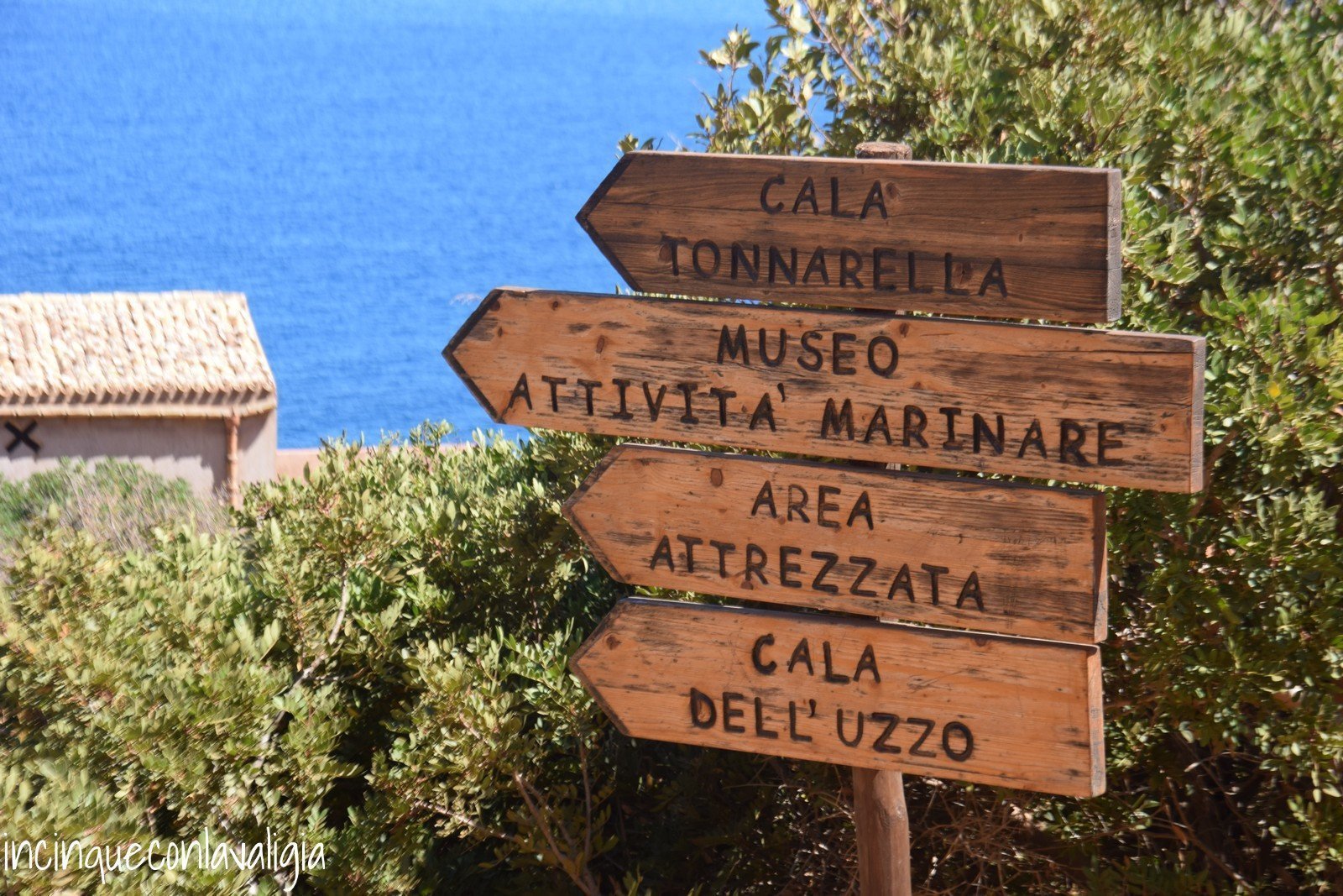 Cartelli dei sentieri nella riserva dello zingaro Itinerario nella Sicilia nord-occidentale