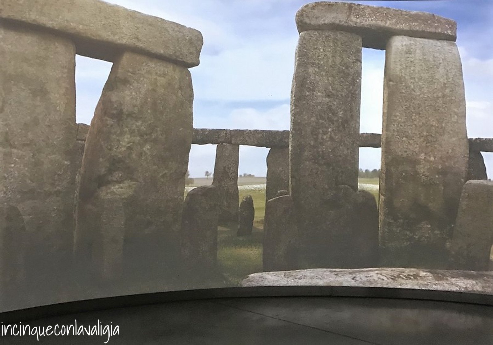 L'emozione di stare dentro il cerchio di Stonehenge Simulazioni centro visitatori