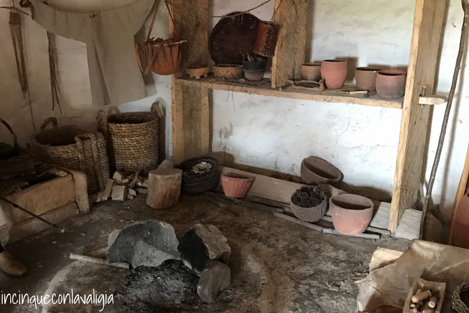 Interno delle capanne del villaggio neolitico di Stonehenge Stonehenge villaggio neolitico interno delle capanne