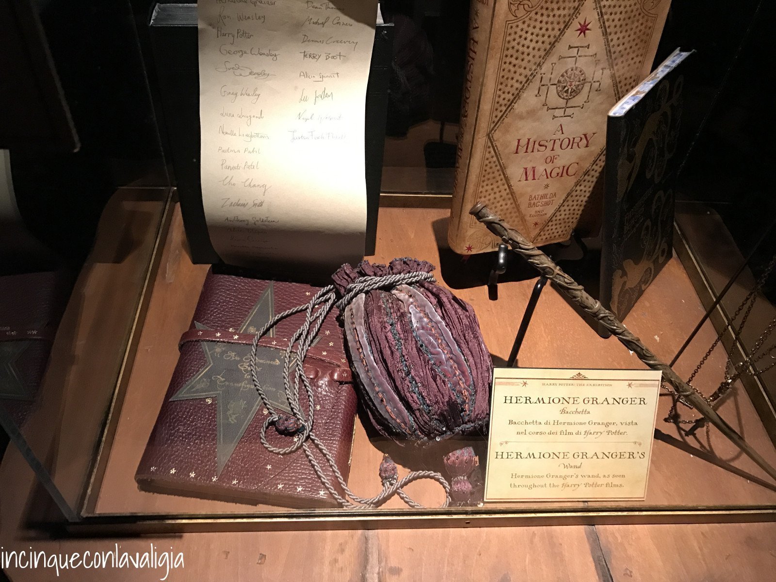 Borsa e libro di Hermione Mostra di Harry Potter a Milano