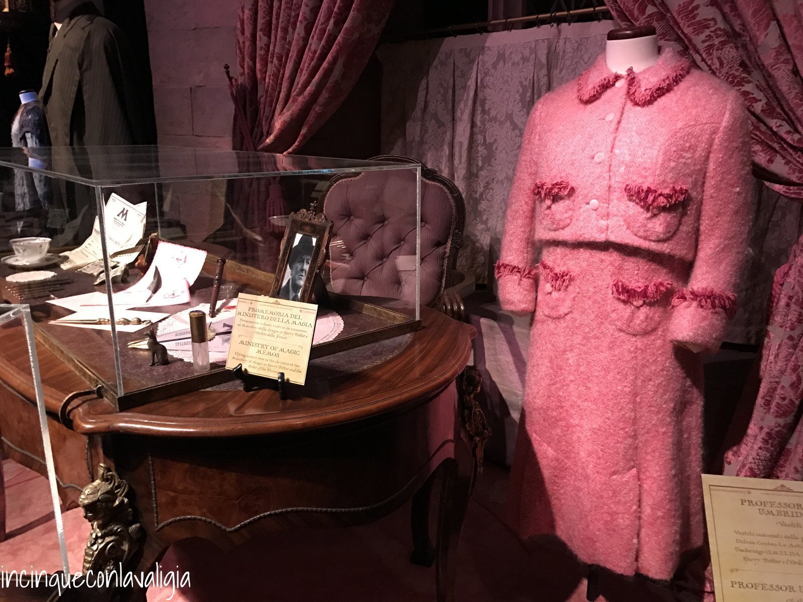 Vestiti e accessori della professoressa Umbridge Mostra di Harry Potter a Milano