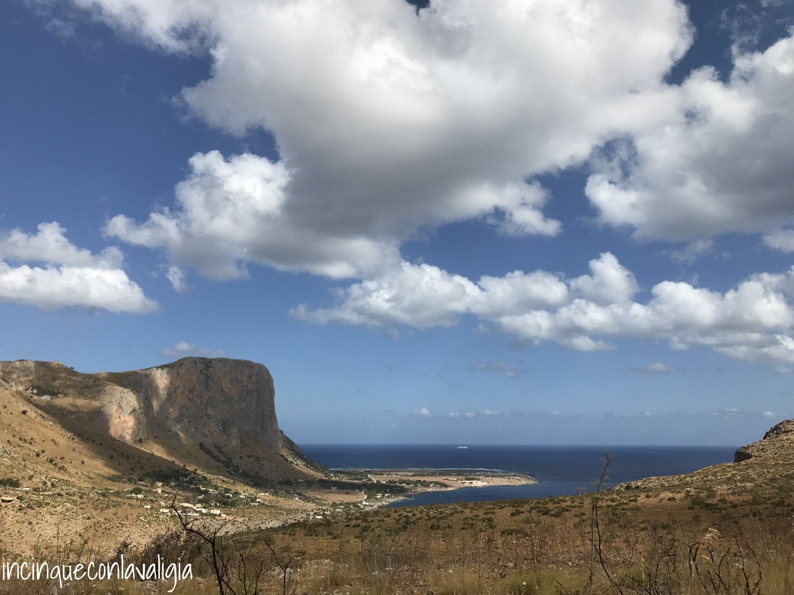 Panorama dall'alto sulla strada che da San Vito Lo Capo arriva alla Riserva dello Zingaro Itinerario nella Sicilia nord-occidentale: panorama San Vito Lo Capo