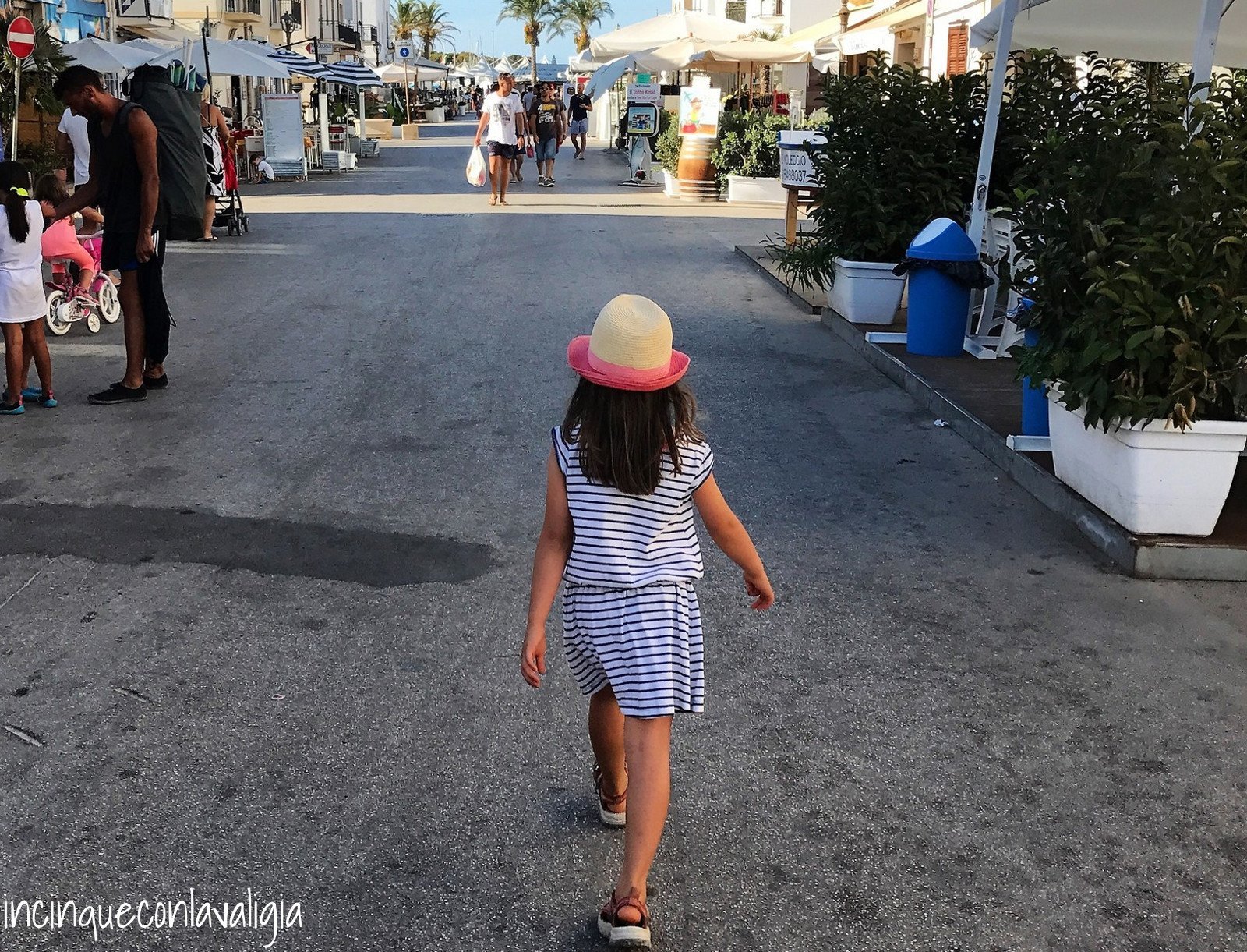 Lungo le strade di San Vito lo Capo Sicilia con bambini