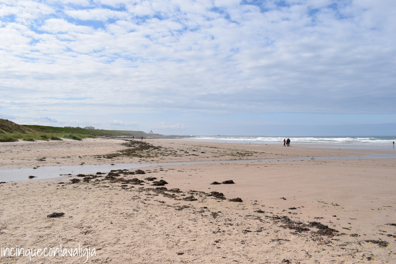 La spiaggia davanti al Castello di Bamburgh La spiaggia del castello di Bamburgh