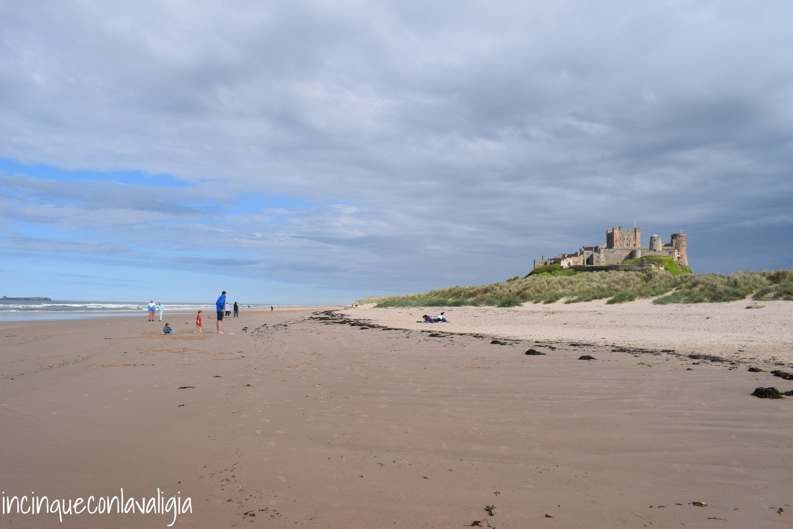 Bamburgh Beach Bamburgh Beach con castello sullo sfondo