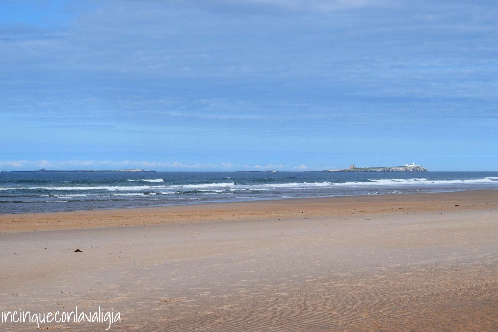 Bamburgh Beach nel Northumberland Castello di Bamburgh