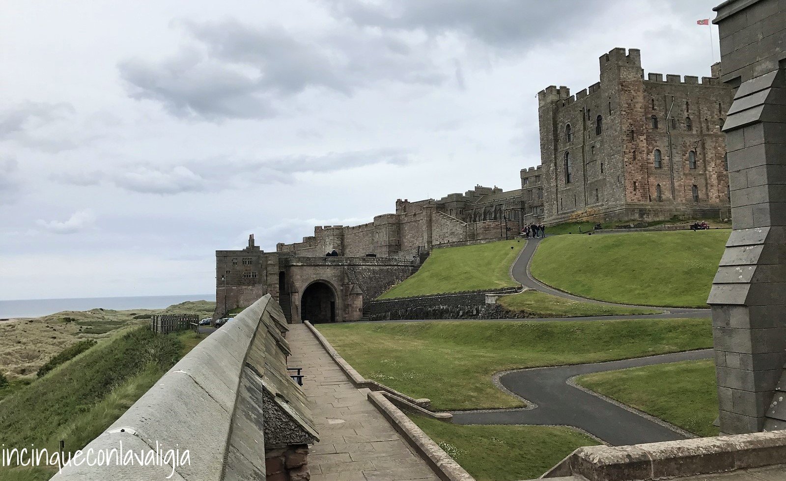 Mura di ronda Castello di Bamburgh Castello di Bamburgh mura di ronda