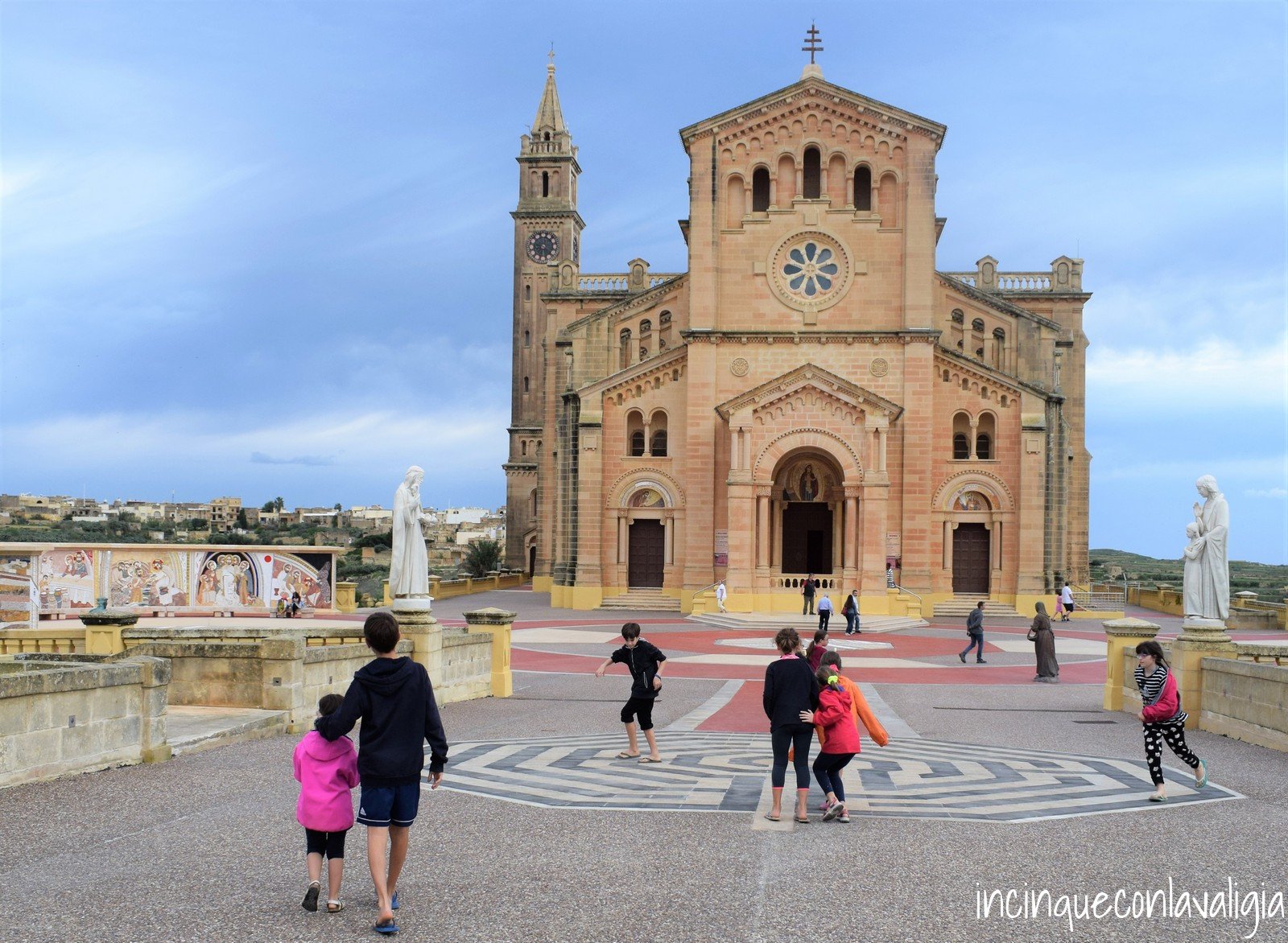Il piazzale del santuario Ta Pinu un invito al gioco Giochi piazzale Ta Pinu