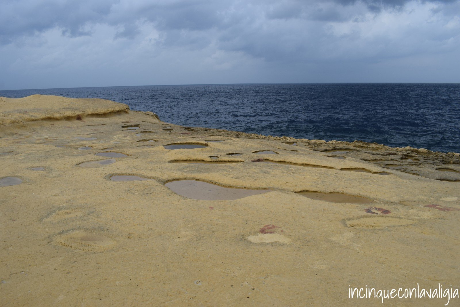 Paesaggio lunare nella zona delle saline a Gozo Paesaggio lunare nella zona delle saline a Gozo