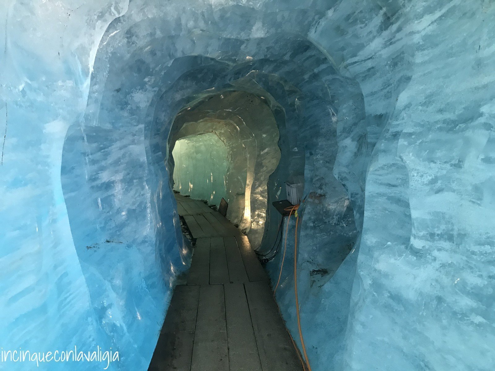 Interno della grotta di ghiaccio La grotta di Ghiaccio in Svizzera