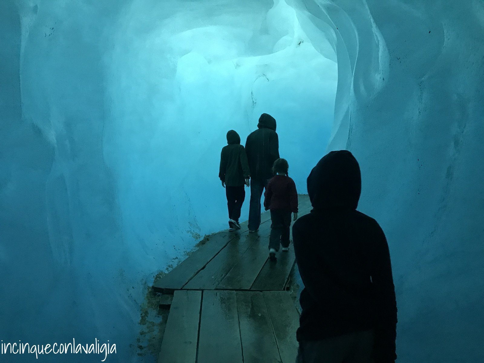 Percorso nella Grotta di Ghiaccio All'interno della grotta di ghiaccio in Svizzera