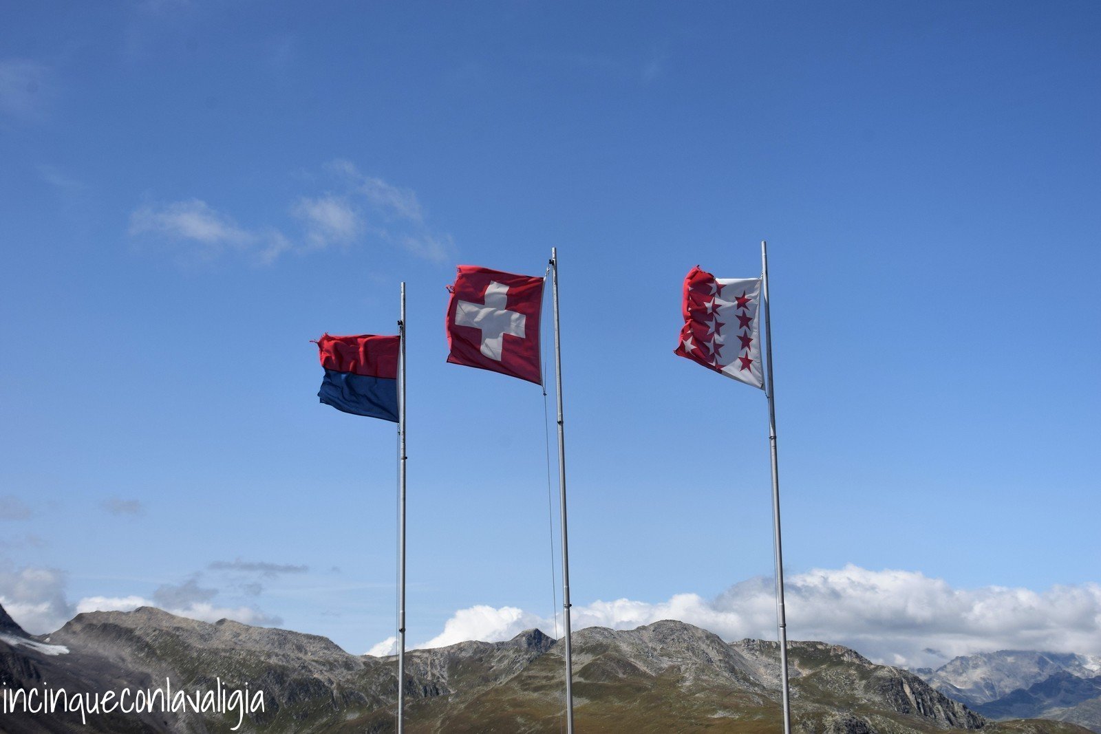 Giro dei passi in Svizzera - Confine tra i cantoni al Passo della Novena Giro dei passi in Svizzera - Passo della Novena