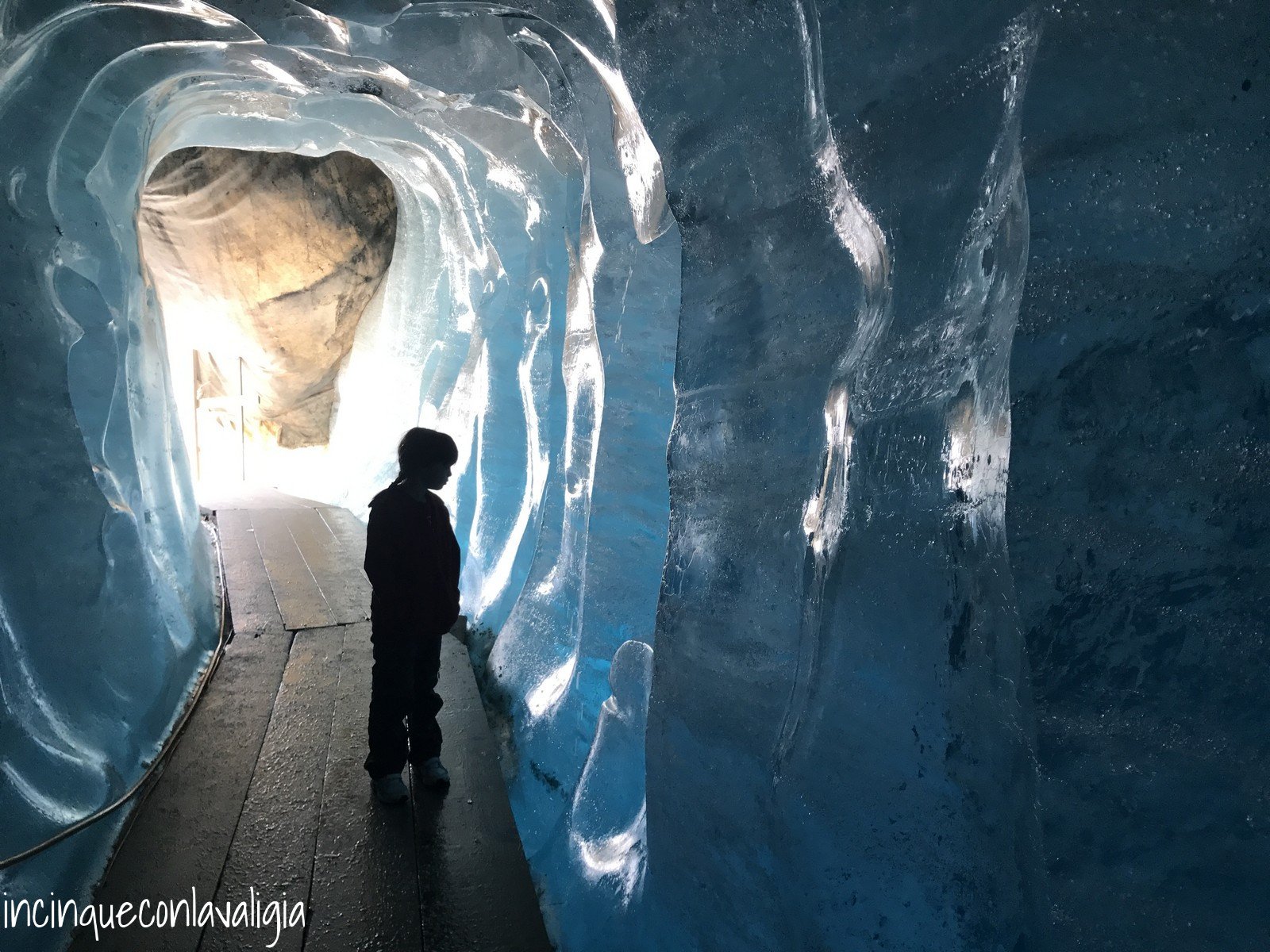 All'interno della grotta di ghiaccio La grotta di Ghiaccio in Svizzera