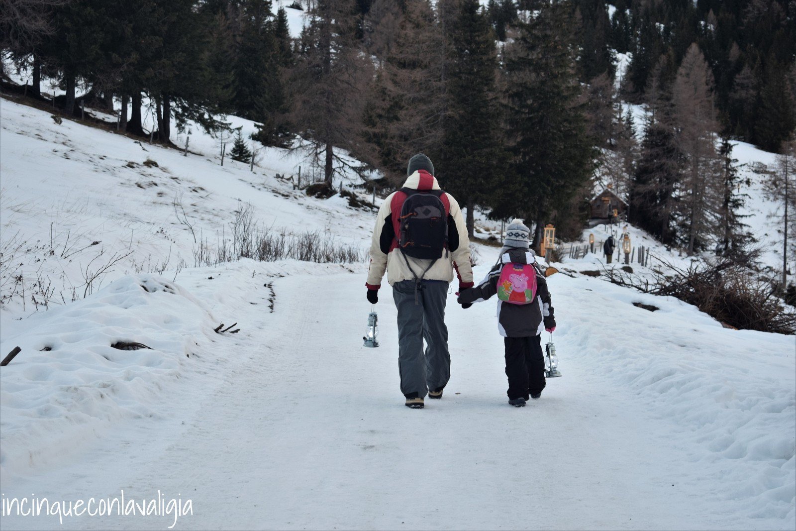 Cammino nella neve lungo il sentiero dell'Avvento Cammino Sentiero Avvento