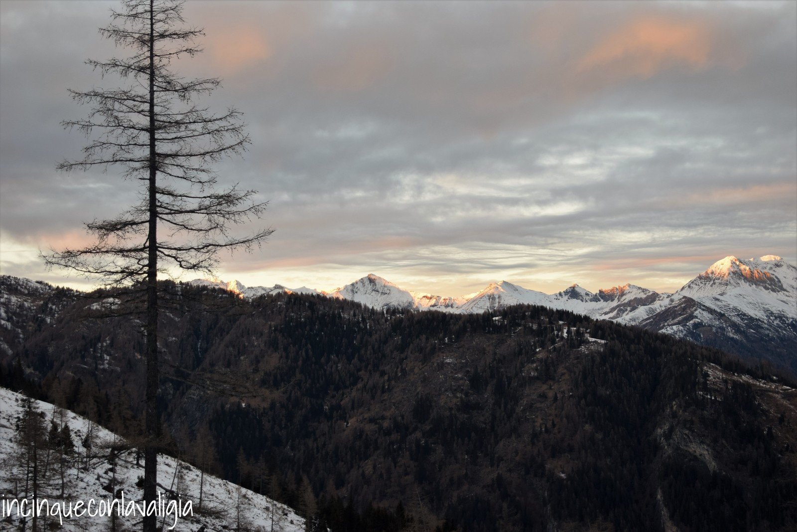 Panorama montagne della Carinzia con la neve Panorama sulle montagne della Carinzia