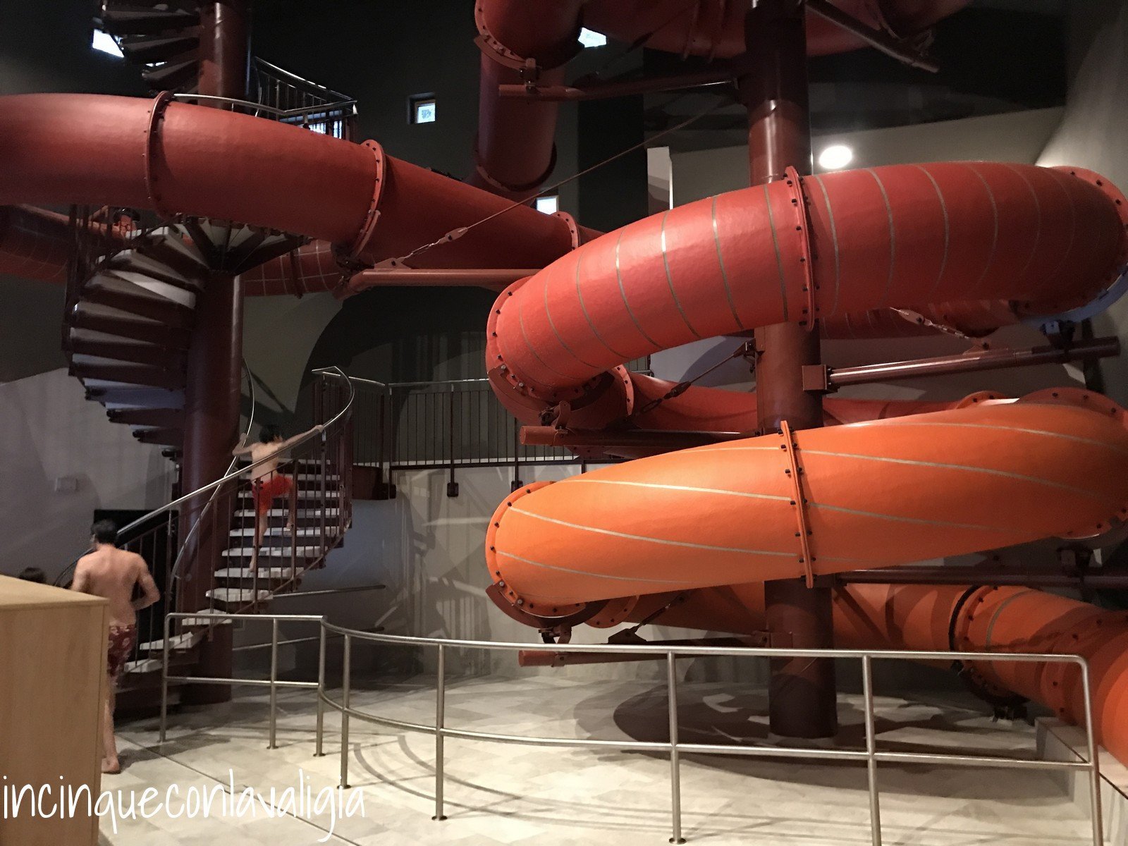 Vasca con scivoli e piscine per bambini Vasca con scivoli e piscine per bambini