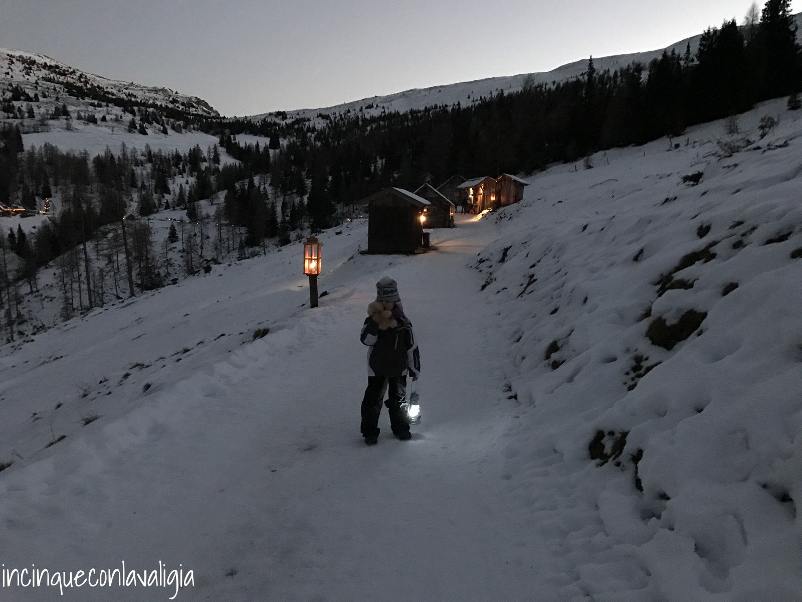 Sentiero dell'Avvento nella neve Passeggiata lungo il sentiero dell'Avvento in Carinzia