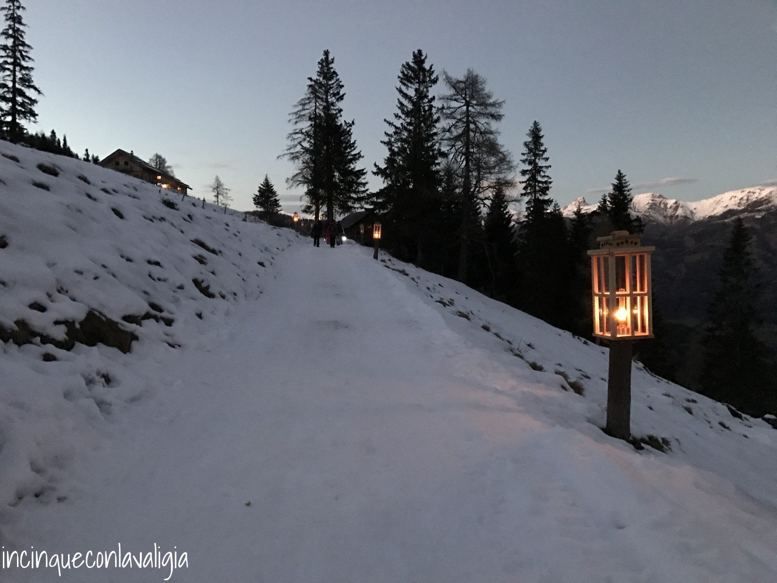 Sentiero dell'avvento illuminato dalle lanterne Il sentiero dell'Avvento in Carinzia