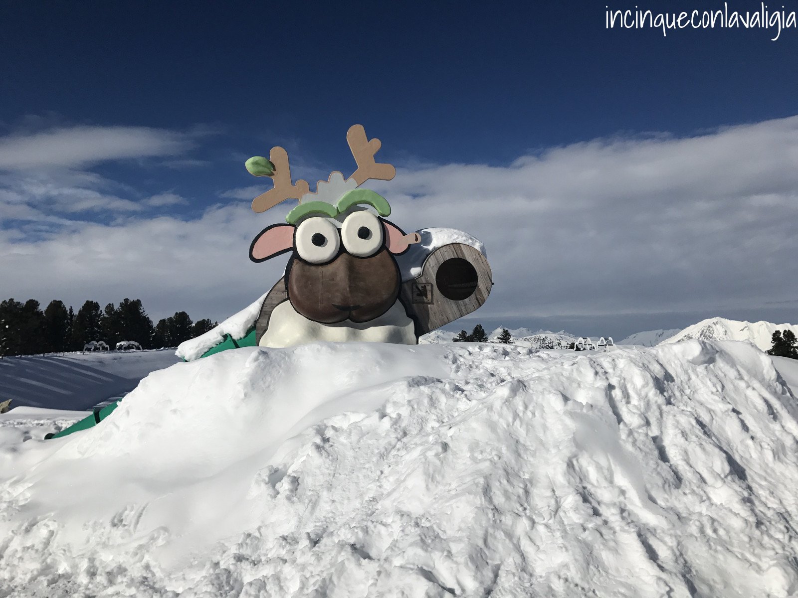 Pecorella Widi mascotte Tirolo orientale PEcorella Widi sciare nel Tirolo Orientale in austria con bambini
