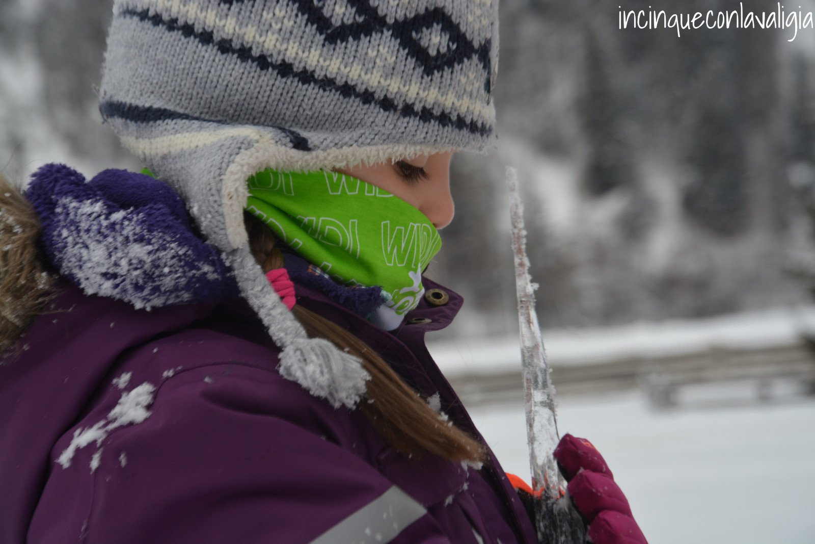 Giochi nella neve Tirolo orientale Ötztal con bambini