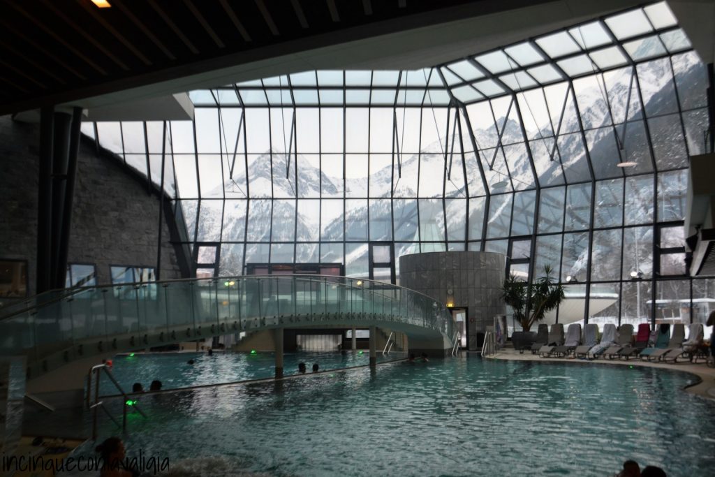 Aqua Dome pareti a vetrata con le montagne sullo sfondo Aqua Dome terme Alpi Tirolo