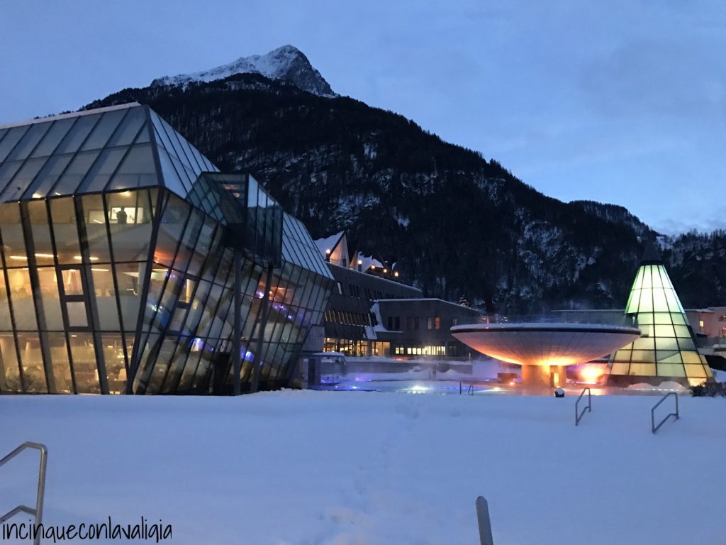 Aqua Dome vasche illuminate al crepuscolo Aqua Dome terme Alpi Tirolo