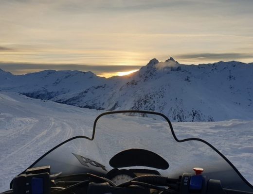 In motoslitta in Valchiavenna in Lombardia