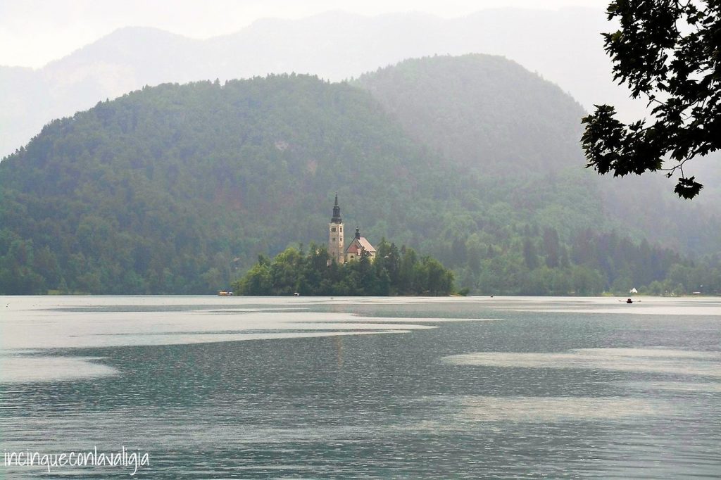 Lago di Bled con la pioggia
