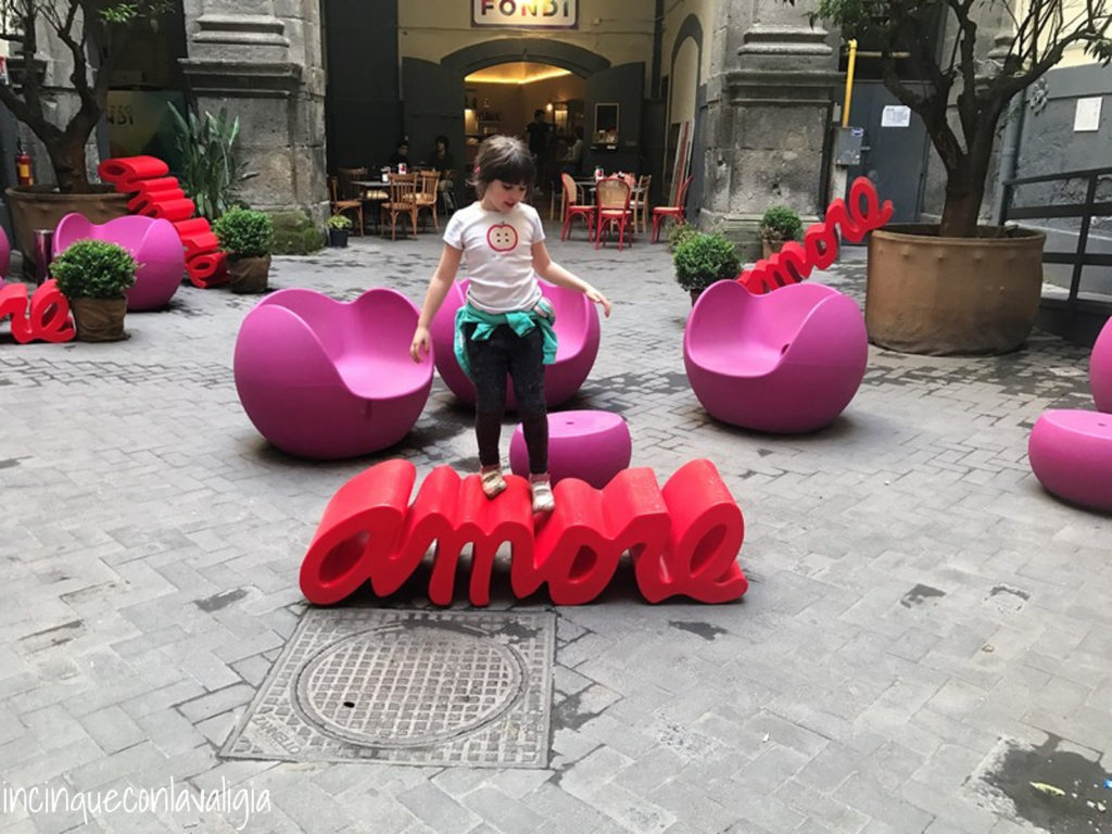 Installazione centro storico di Napoli Cortili interni nel Centro Storico di Napoli