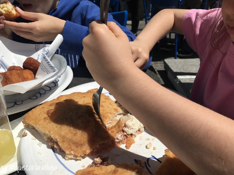 Pizza Fritta a Napoli alla Masardona Pizza fritta a Napoli