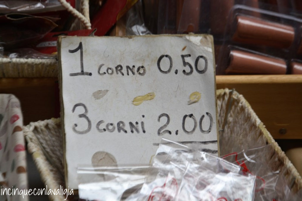 Cartelli spiritosi a Spaccanapoli Cartelli spiritosi
