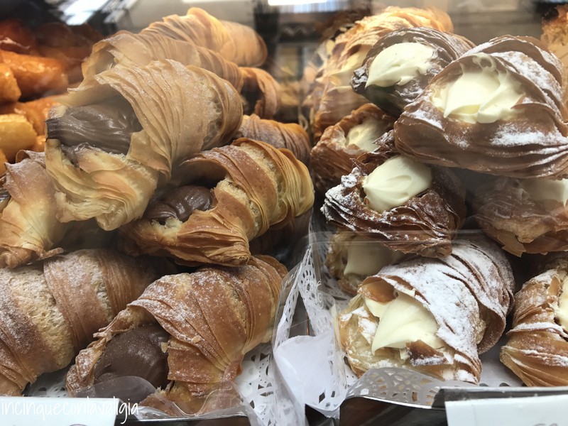 Sfogliatelle Napoli Sfogliatelle in vetrina