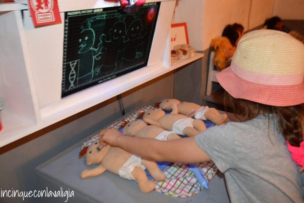 Terapia in corso ospedale delle bambole Napoli Terapia in corso all'ospedale delle bambole