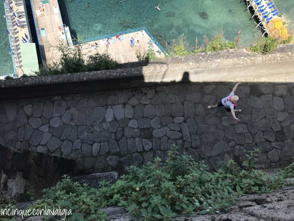 Strada per scendere alla spiaggia di Sorrento Discesa verso la spiaggia a Sorrento