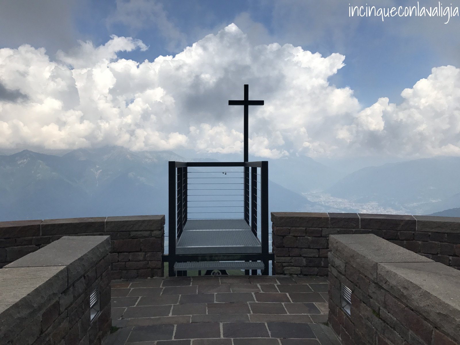 Belvedere con crocefisso Monte Tamaro Monte Tamaro Croce Chiesa