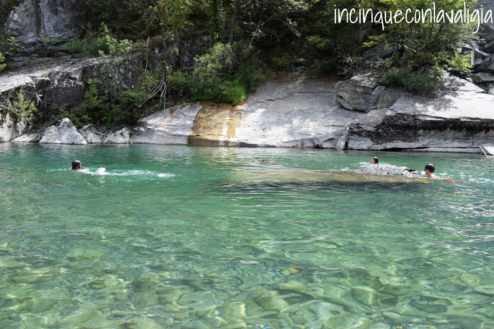 Un tuffo nel fiume Trebbia Val Trebbia fare il bagno nel fiume