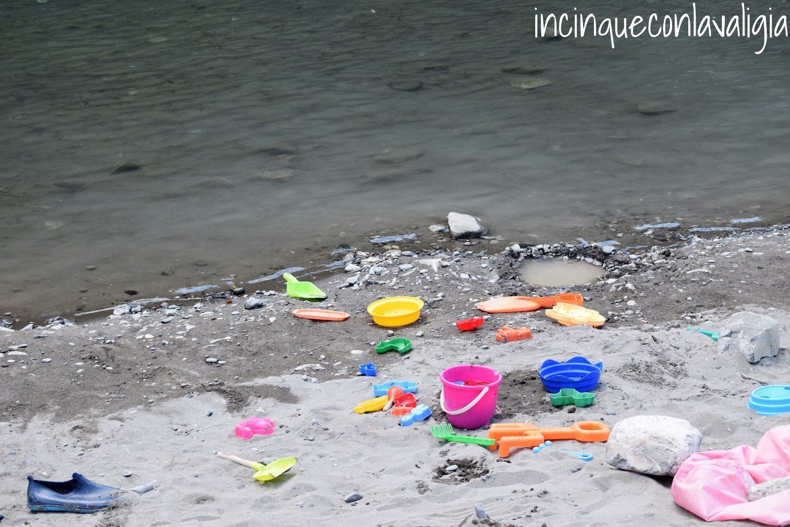 Fiume Trebbia in modalità spiaggia Giochi da spiaggia in riva al fiume Val Trebbia