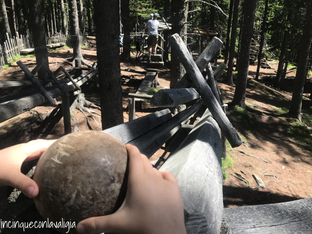 Tirolo in estate con bambini - Kugelwald Biglia gigante di legno Kugelwald
