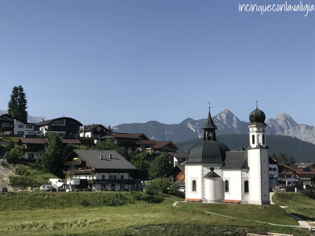 Paesaggio di Seefeld in Tirolo con la chiesa bianca Chiesa di Seefeld