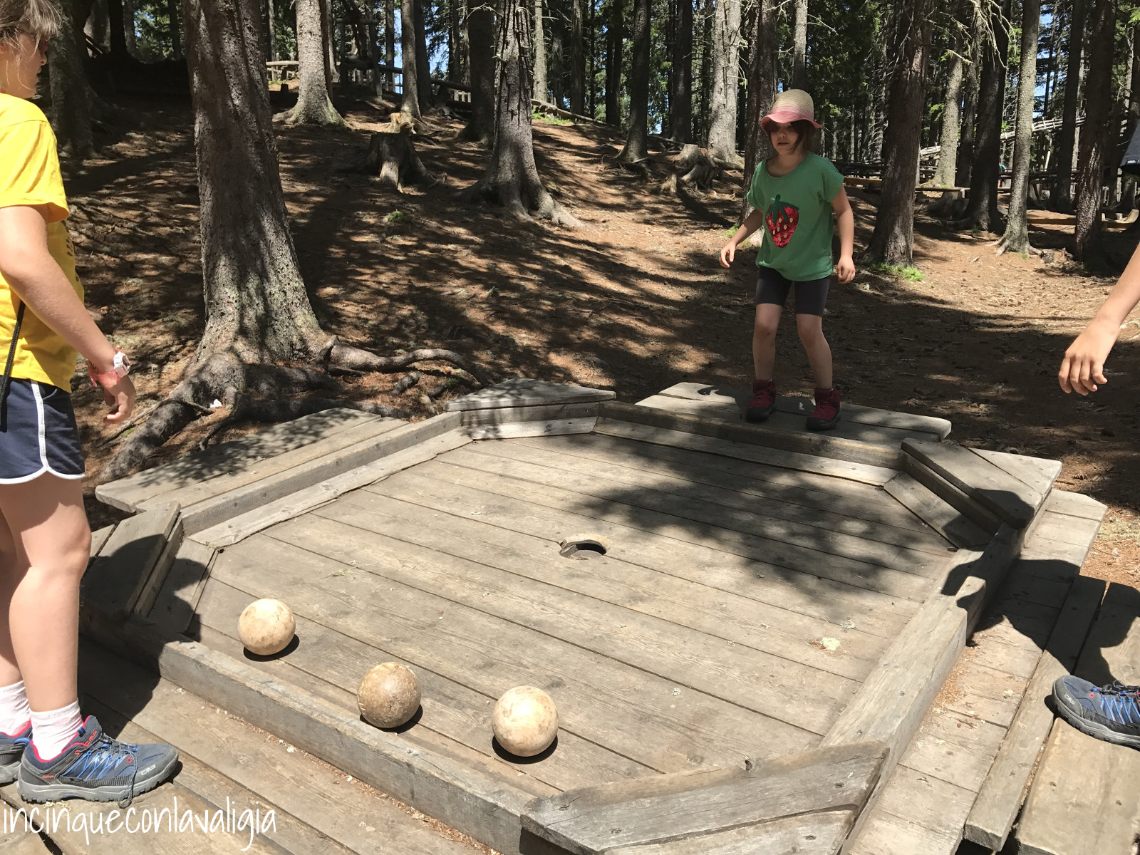Sfida di famiglia a Kugelwald Giochi di legno nel bosco