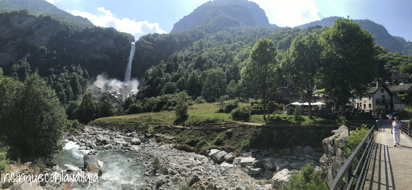 Panoramica di Foroglio con borgo e cascata Panoramica di Foroglio con borgo e cascata