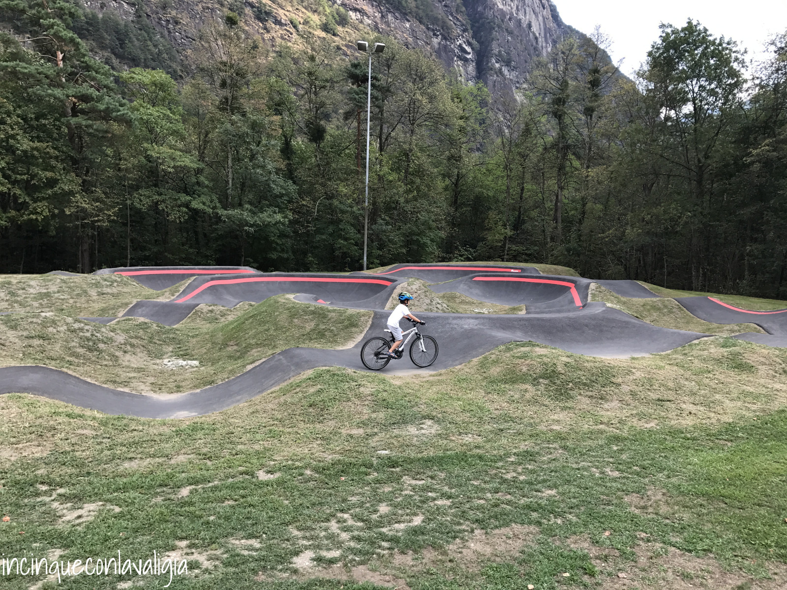 Pista biciclette al parco giochi di Cevio Pista biciclette al parco giochi di Cevio