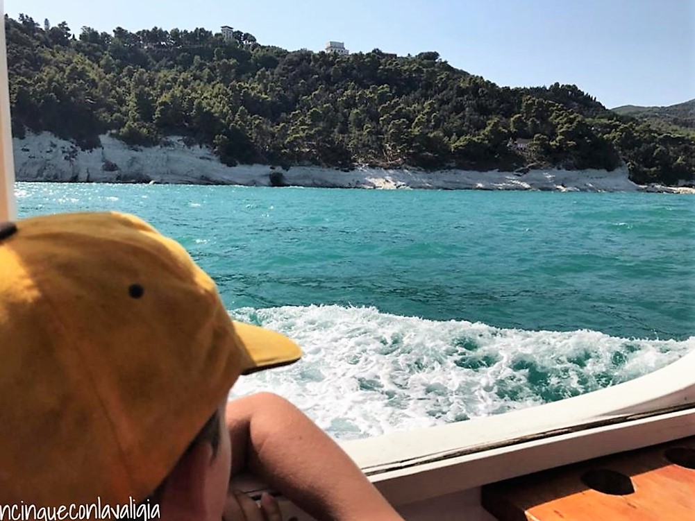In battello alla Spiaggia delle Due Sorelle Battello fino alla spiaggia delle Due sorelle