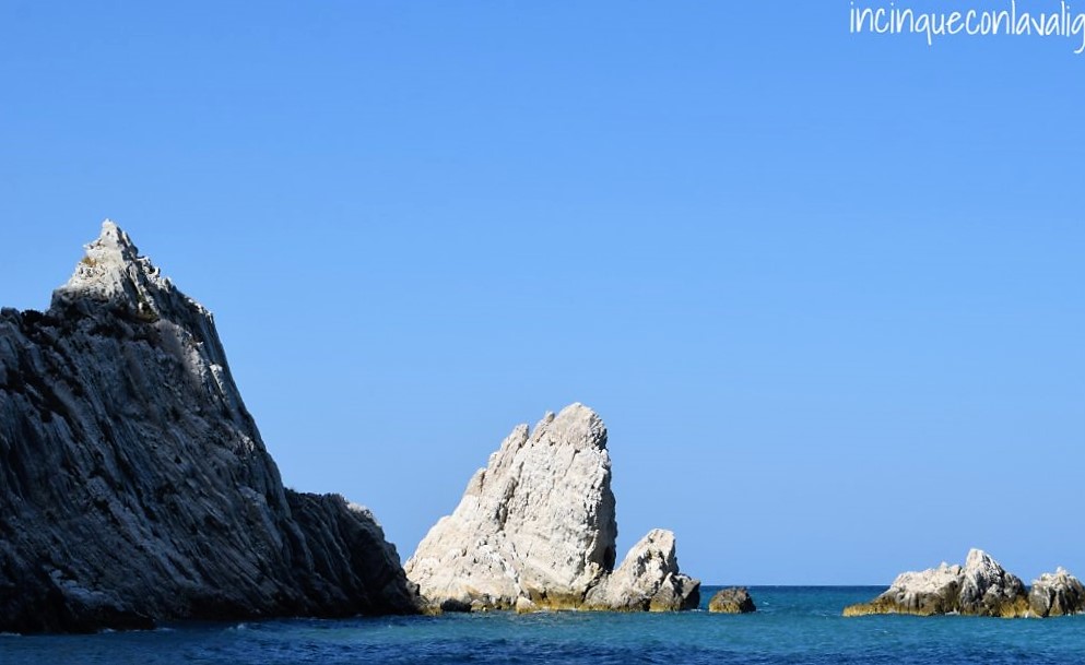 Faraglioni Spiaggia Due Sorelle Marche La spiaggia delle Due sorelle al Conero