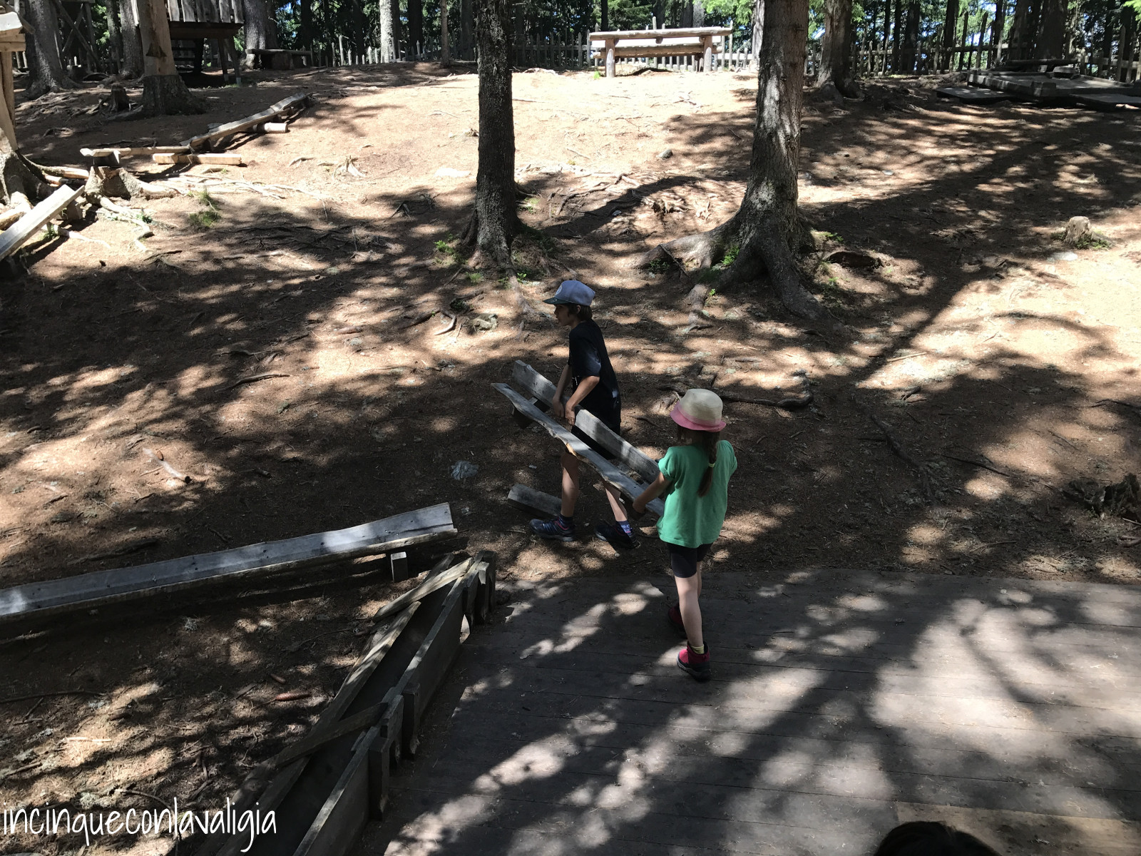 Costruire la pista di biglie nel bosco Trasportare i pezzi di pista al Glungezer